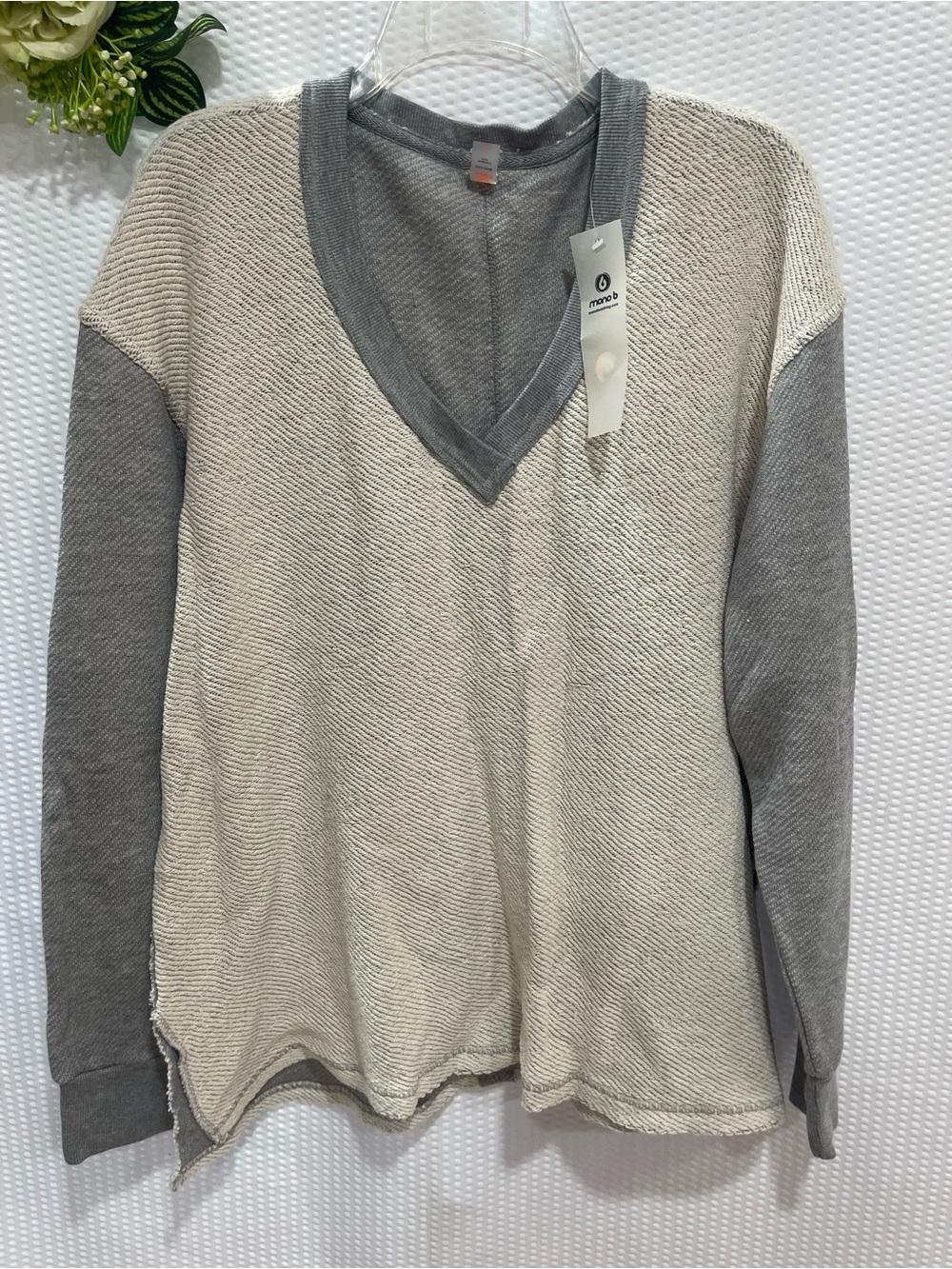 NWT Mono B Womenβs Small Gray Reverse Terry V-Neck Oversized Sweatshirt
New